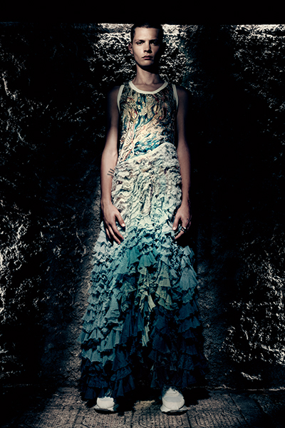 أطلق العنان لخيالك مع تشكيلة Alexander McQueen لموسم ربيع وصيف 2022